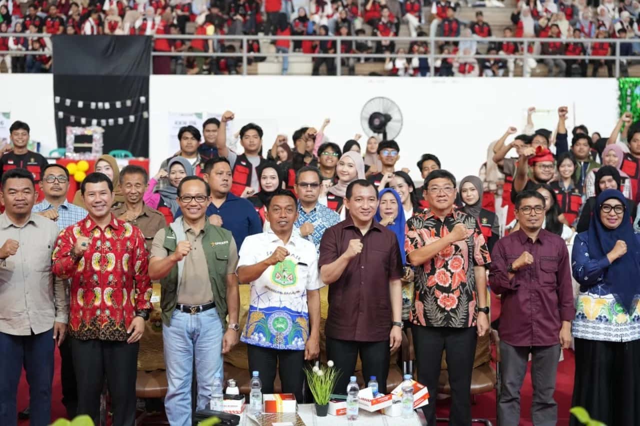 Bupati Sidrap dan peserta berfoto bersama di arena Expo KKN Unhas