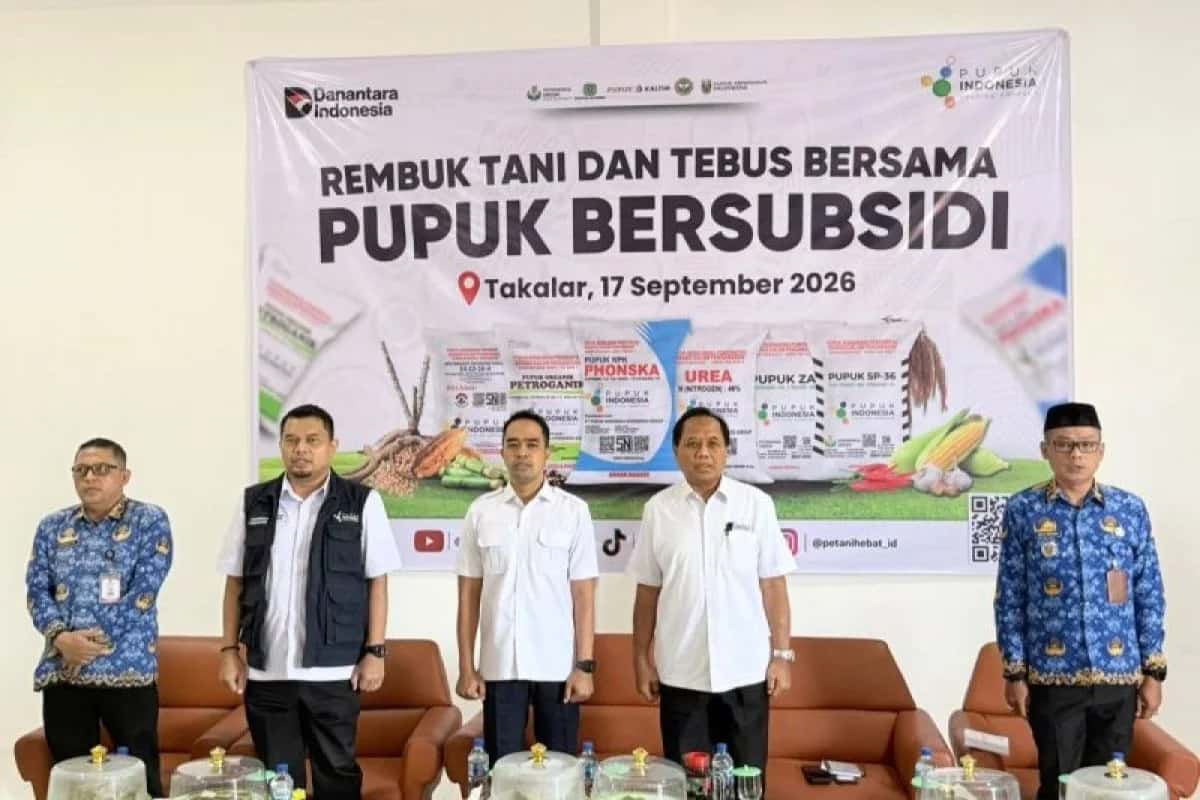 Lima peserta berdiri di depan spanduk Rembuk Tani dan Tebus Bersama Pupuk Bersubsidi Takalar